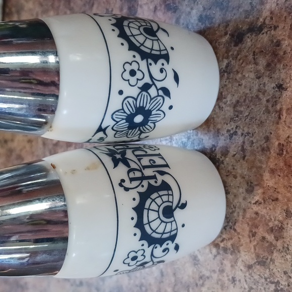 VINTAGE Fancy Floral Salt & Pepper Set - Picture 5 of 7